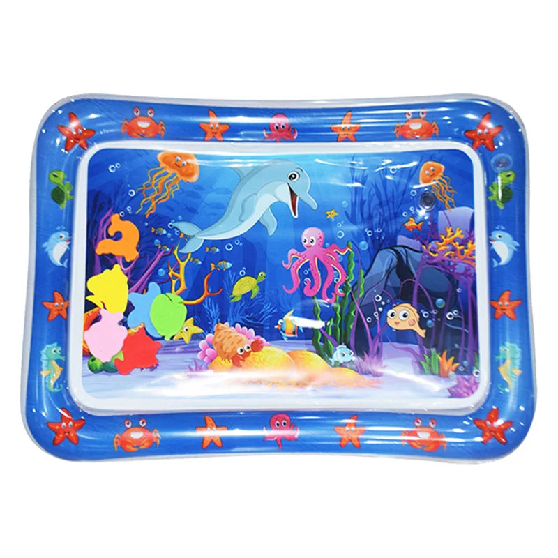 Tapis d’éveil eau bébé avec décor marin coloré et formes flottantes pour l’éveil sensoriel et la motricité.