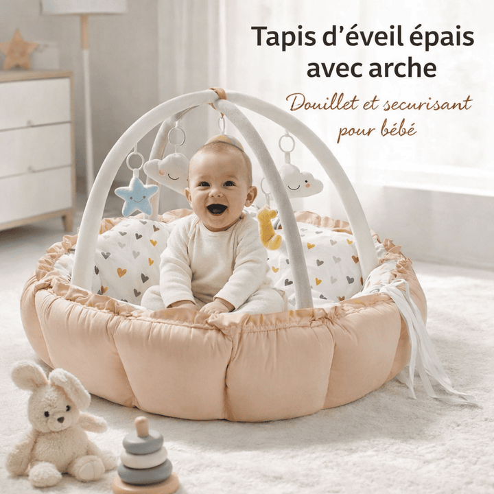 Tapis d’éveil bébé épais et moelleux avec jouets suspendus dans une chambre d’enfant