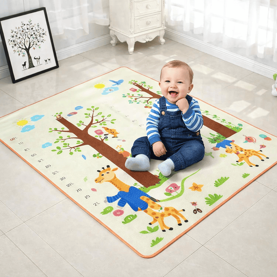 Tapis d’éveil bébé en mousse avec motifs animaux, bébé assis et souriant sur tapis de jeu confortable et sécurisé