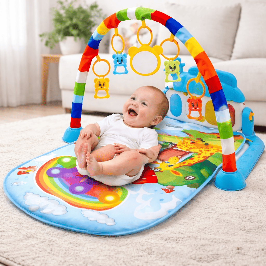 bébé allongé sur un tapis d’éveil musical avec piano lumineux et arche de jeux