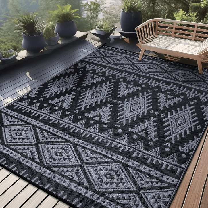 Tapis de sol extérieur plastique motif ethnique gris anthracite, durable et antidérapant, idéal pour terrasse ou balcon.