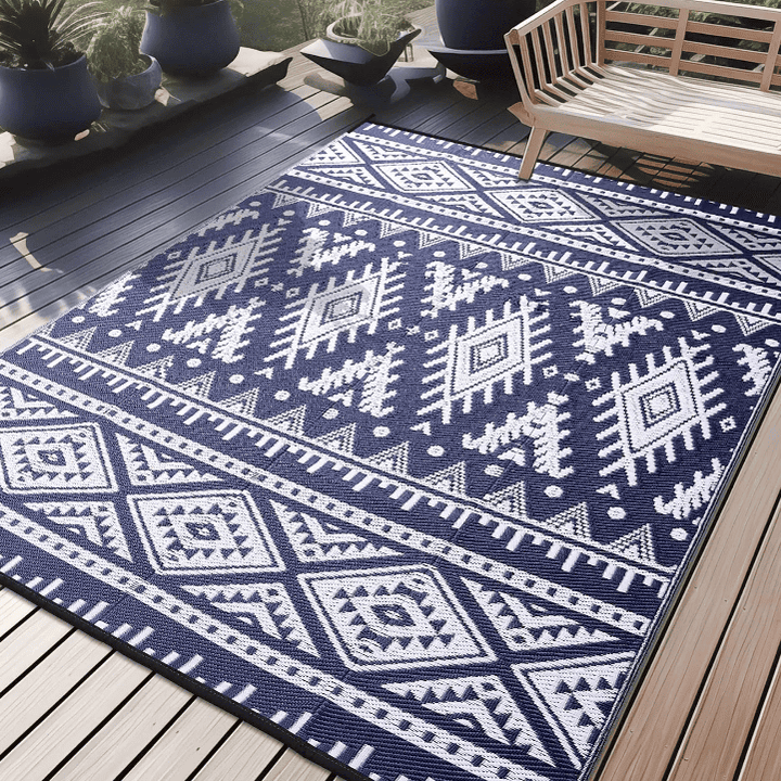 Tapis extérieur plastique motif ethnique blanc sur fond bleu, résistant et facile d’entretien, idéal pour terrasse ou balcon.