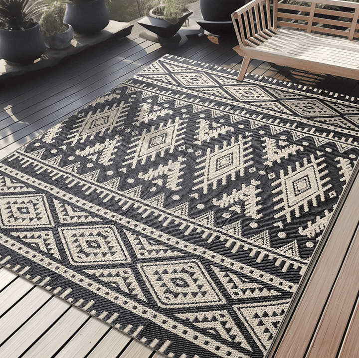 Tapis extérieur en plastique motif ethnique beige et noir, antidérapant et résistant pour terrasse ou balcon.