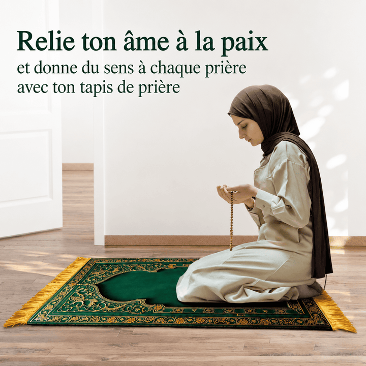personne en prière sur tapis islamique vert dans un espace calme et lumineux