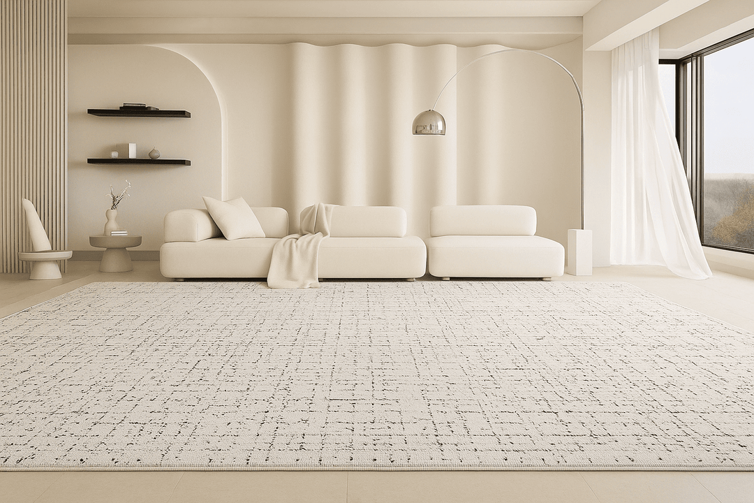 Grand tapis poil ras blanc à motif abstrait installé dans un salon lumineux au style épuré.