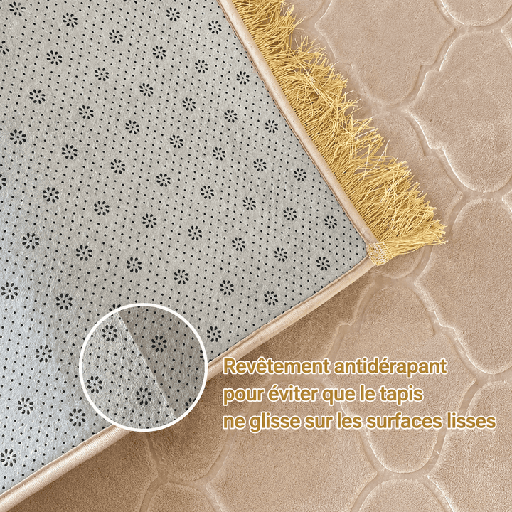 dessous antidérapant d’un tapis de prière portable avec finition douce et revêtement stable pour sol lisse