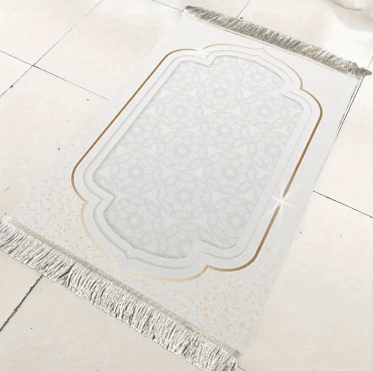 tapis de prière blanc détail motif et texture tissu doux confortable design islamique élégant