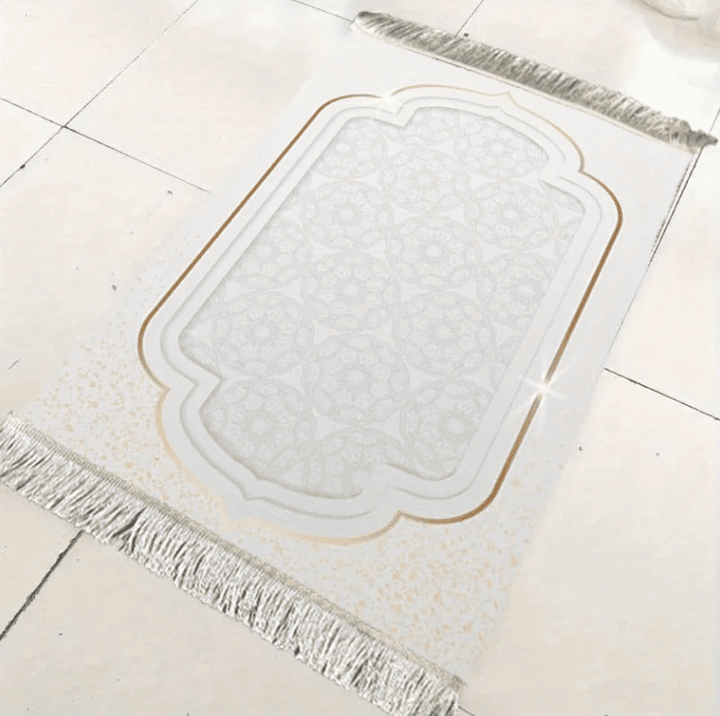 tapis de prière blanc détail motif et texture tissu doux confortable design islamique élégant