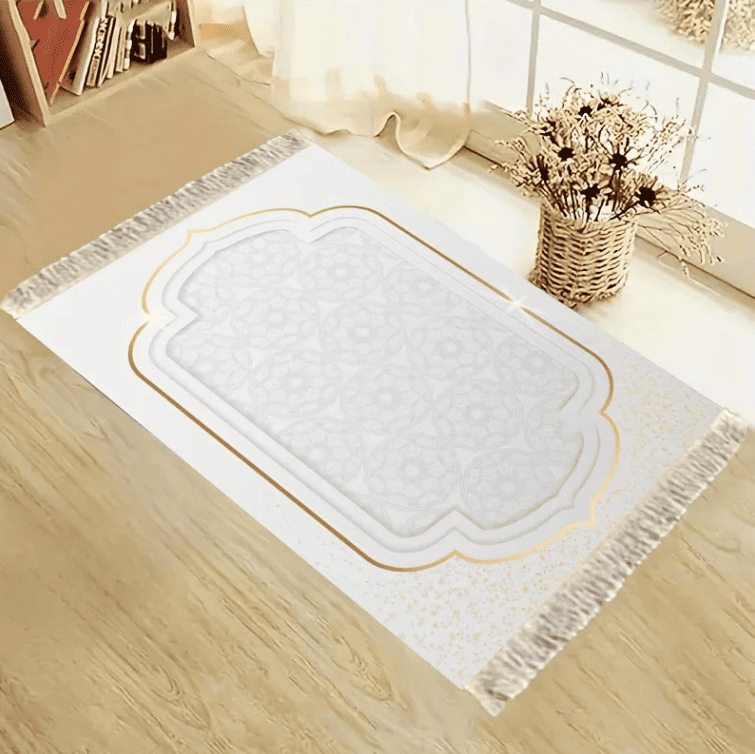 tapis de prière blanc élégant posé au sol avec motif islamique design épuré intérieur lumineux