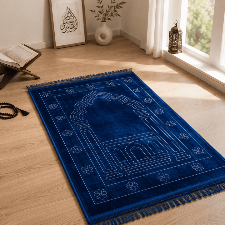 tapis de prière bleu élégant dans un espace lumineux avec décoration islamique apaisante et ambiance chaleureuse