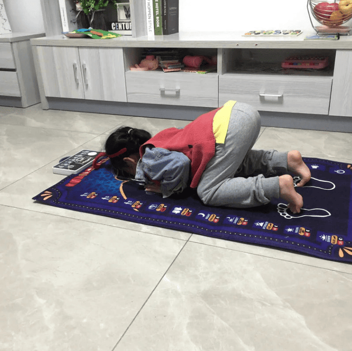 Enfant utilisant un tapis de prière électronique interactif avec guide vocal pour apprendre la prière facilement