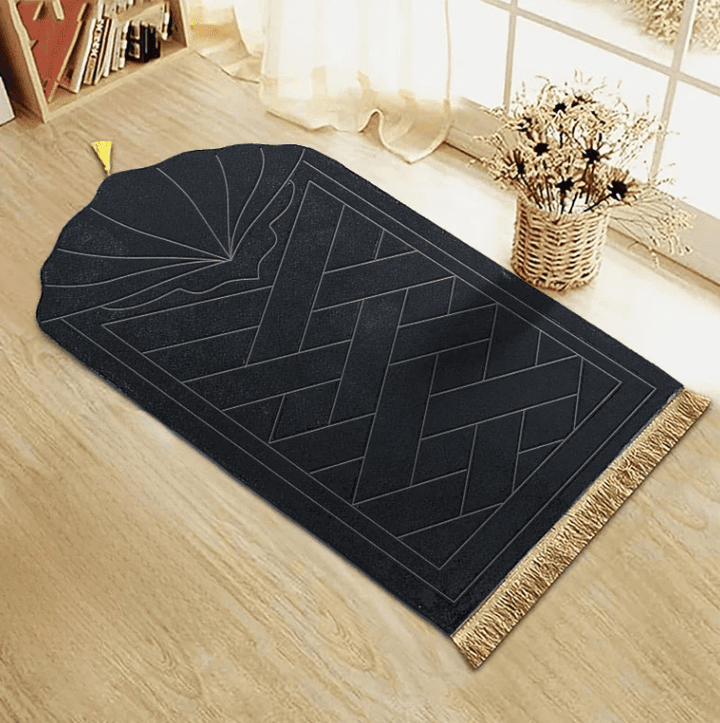 tapis de prière noir élégant posé sur sol avec finition dorée et design islamique moderne