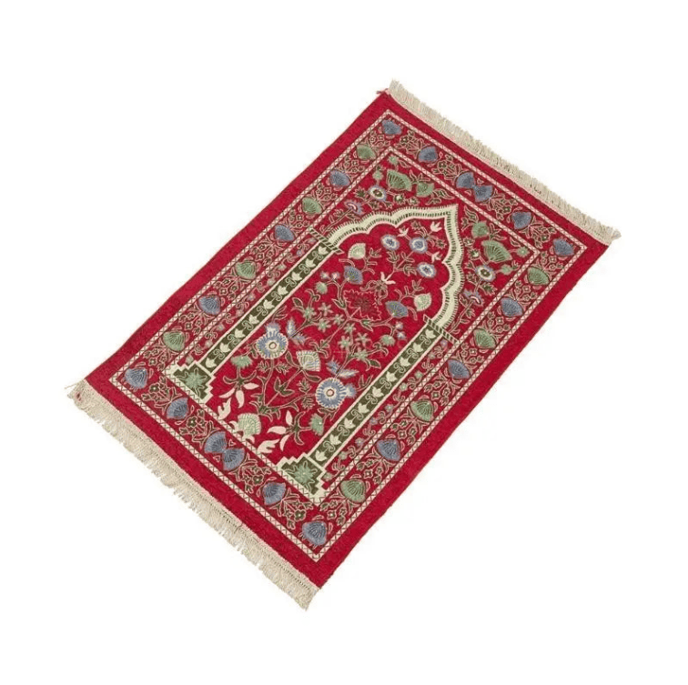 petit tapis de prière rouge avec motifs islamiques raffinés et finition élégante