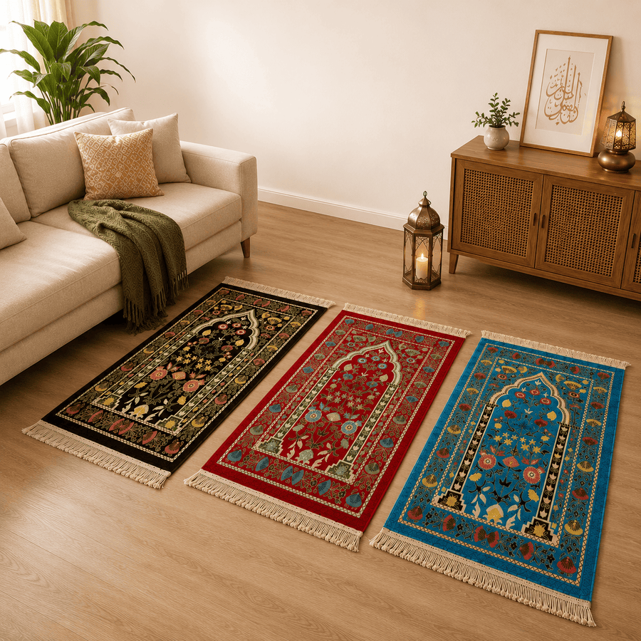 trois petits tapis de prière colorés dans un salon moderne avec ambiance chaleureuse et décoration élégante