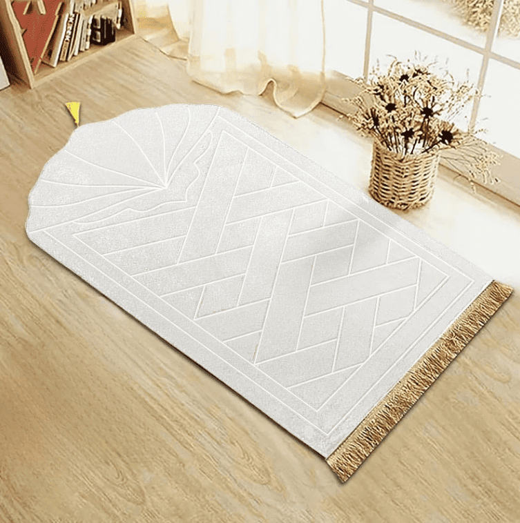 tapis islamique portable blanc clair avec surface moelleuse et ambiance chaleureuse