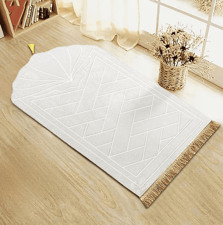 tapis islamique portable blanc clair avec surface moelleuse et ambiance chaleureuse