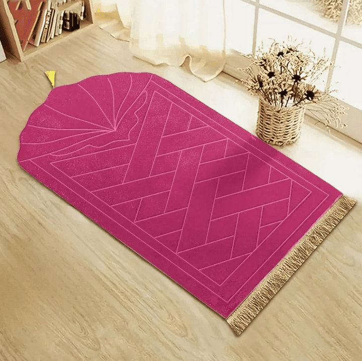 tapis de prière portable rose foncé confortable et moderne dans un intérieur lumineux et accueillant