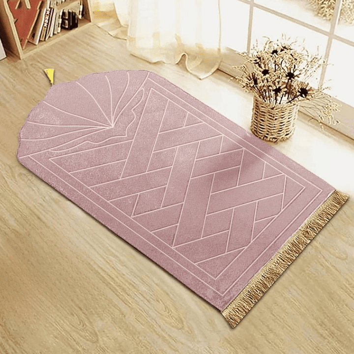 tapis de prière portable rose doux et élégant posé sur un parquet dans une pièce lumineuse