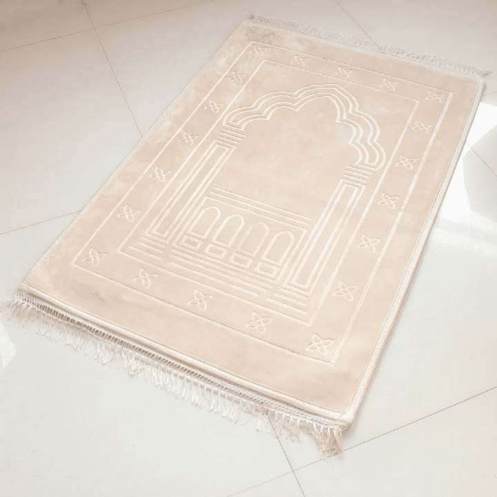 Tapis de prière rembourré beige avec tissu velours doux et design élégant pour un confort quotidien