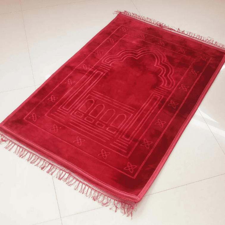 Tapis de prière rembourré rouge avec texture moelleuse et finition élégante pour moments de recueillement