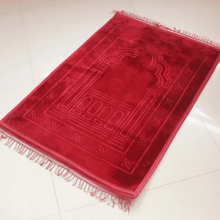 Tapis de prière rembourré rouge avec texture moelleuse et finition élégante pour moments de recueillement