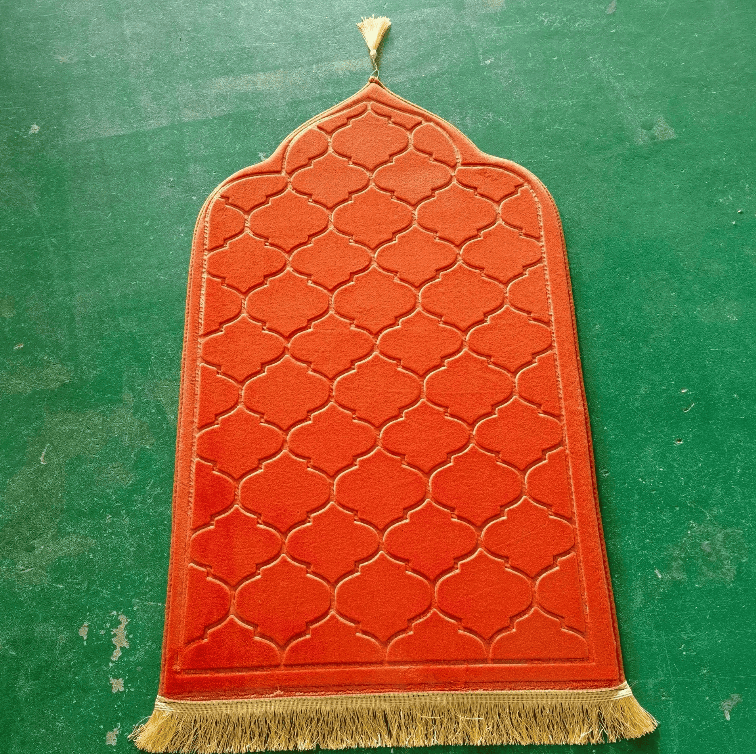 Tapis de prière orange confortable avec motif raffiné et tissu doux agréable au toucher