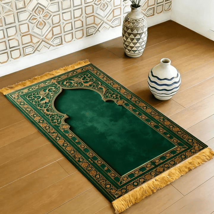 tapis de prière vert élégant posé sur sol avec motifs islamiques et finition dorée
