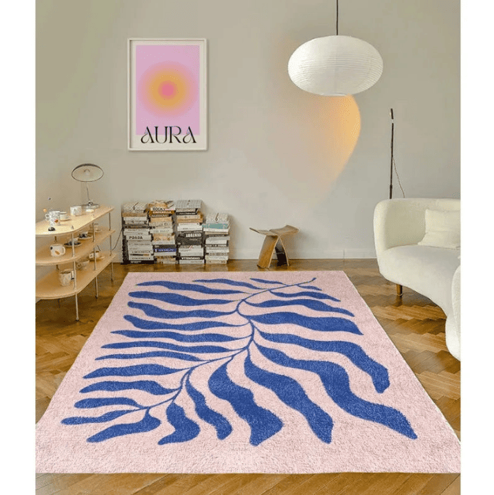 Tapis rose et bleu à motif feuillage, idéal pour sublimer un salon contemporain avec une touche artistique et chaleureuse.