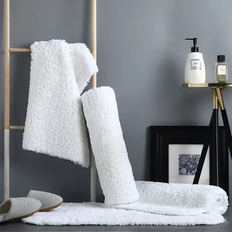tapis salle de bain blanc design avec serviettes élégantes