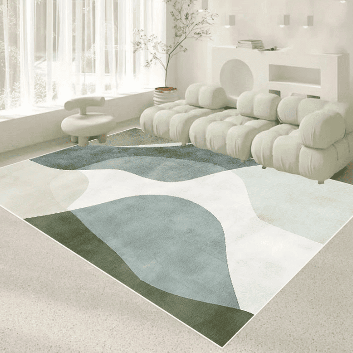 Tapis salon 160×230 cm à motif abstrait pastel bleu et vert pâle sur fond crème, placé sous un canapé modulable dans un espace lumineux.