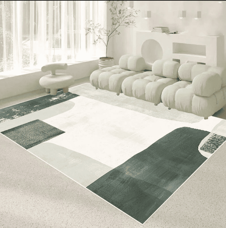 Tapis salon 160×230 cm motif abstrait vert foncé et vert clair sur fond crème, installé sous un canapé modulable dans un espace lumineux.