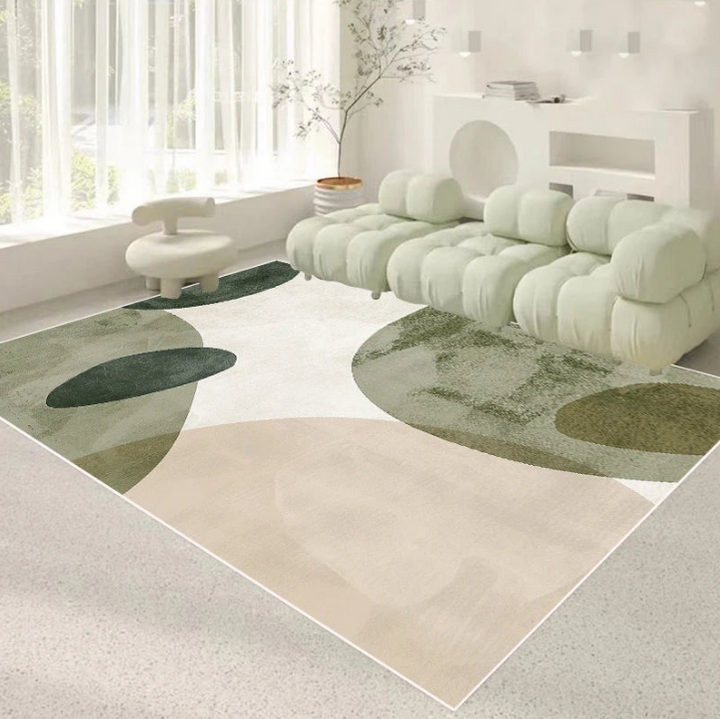 Tapis salon 160×230 cm à motif abstrait de cercles verts et beige, posé sous un canapé modulable dans un espace lumineux.