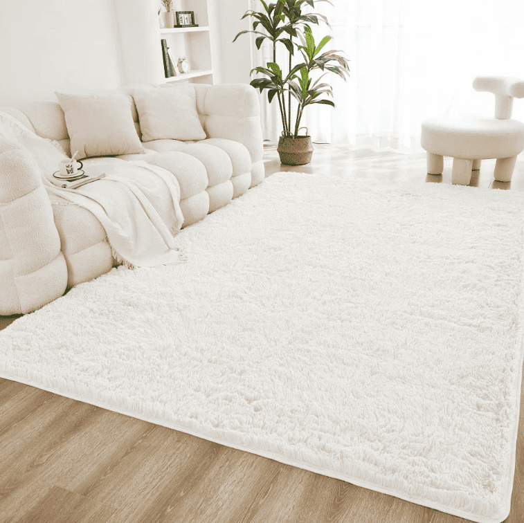 Tapis salon blanc grand ultra doux et moelleux dans un intérieur moderne et chaleureux.