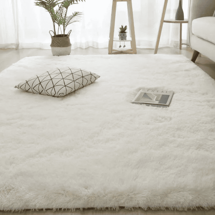 Tapis salon blanc moelleux et moderne pour une décoration cosy et lumineuse.