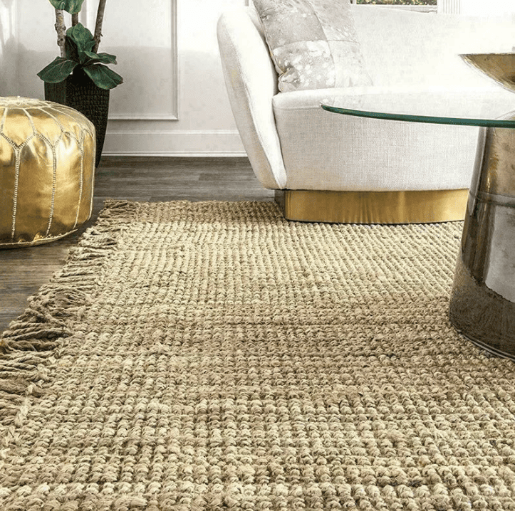 Tapis salon en jute naturel tressé, apportant une touche chaleureuse et rustique à un intérieur moderne.