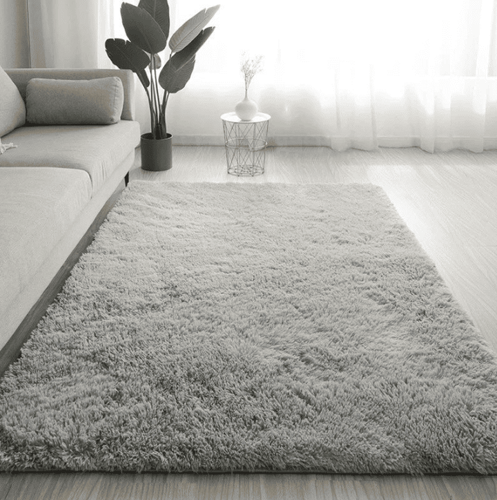  Tapis de salon en polyester gris, alliant confort, style et modernité.