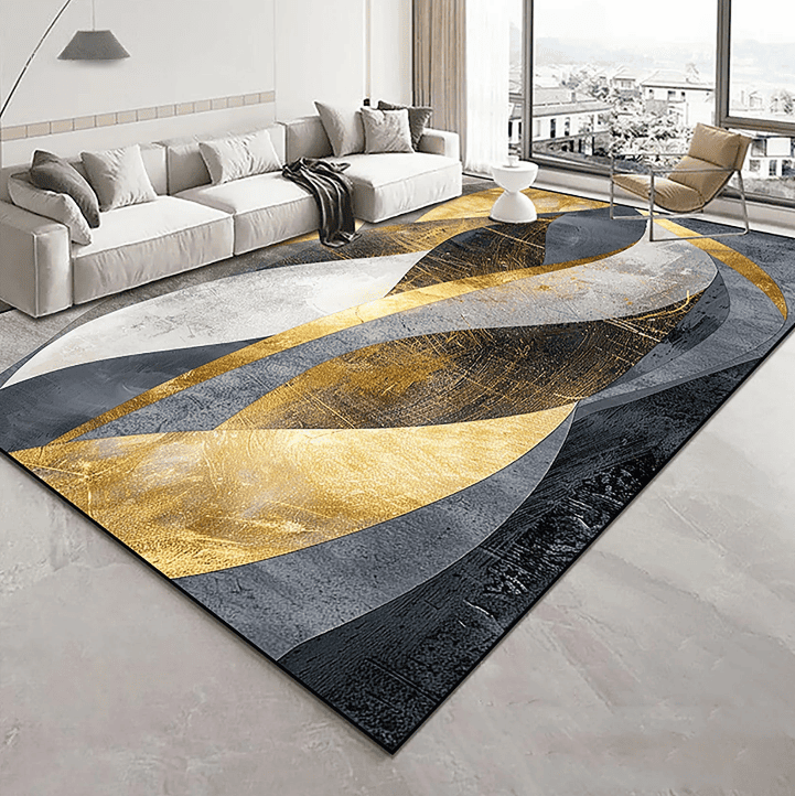 Tapis salon moderne 200x300 cm avec design abstrait aux couleurs noir, gris et or, installé dans un grand salon lumineux