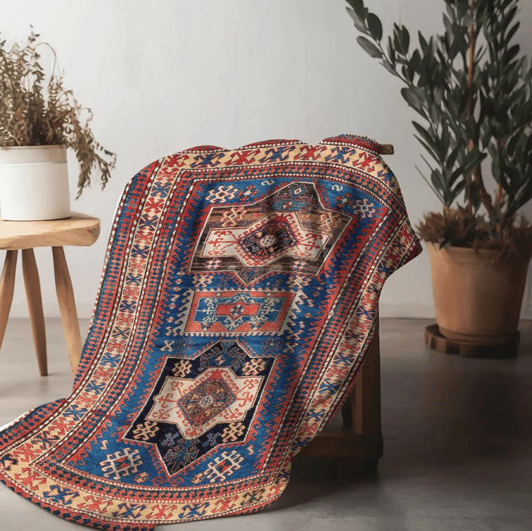Tapis salon oriental aux motifs traditionnels déployé dans un intérieur chaleureux avec un style authentique.
