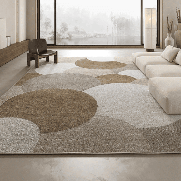Grand tapis salon taupe et beige au design moderne avec motifs géométriques dans un intérieur contemporain.