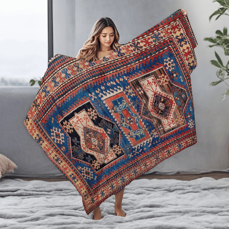 Personne tenant un tapis salon turc aux motifs orientaux pour présenter son design et ses finitions élégantes.