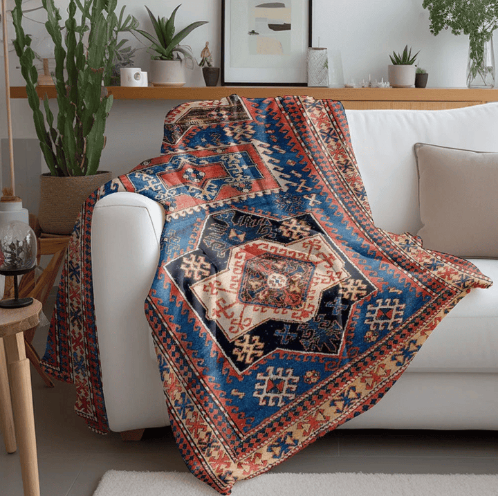 Tapis salon turc en tissu doux présenté sur un fauteuil pour mettre en valeur sa texture et ses motifs orientaux.