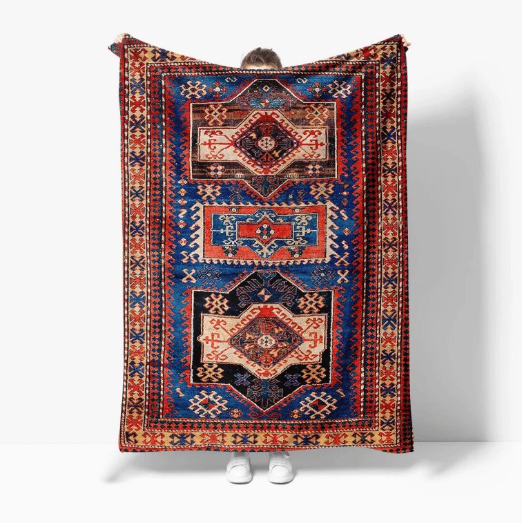Vue complète du tapis salon turc avec ses motifs orientaux traditionnels et ses couleurs bleu, rouge et beige.