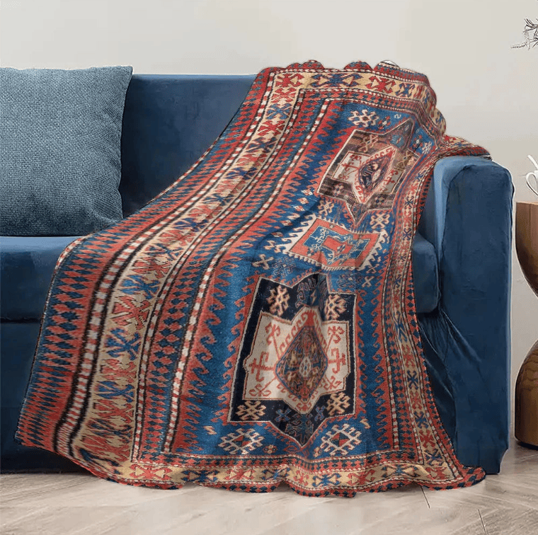 Tapis salon turc posé sur un canapé mettant en avant ses couleurs chaleureuses, sa douceur et son style oriental.