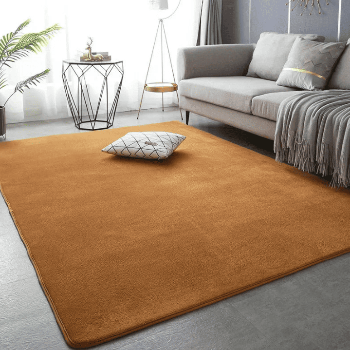 Grand tapis XXL camel dans un salon moderne