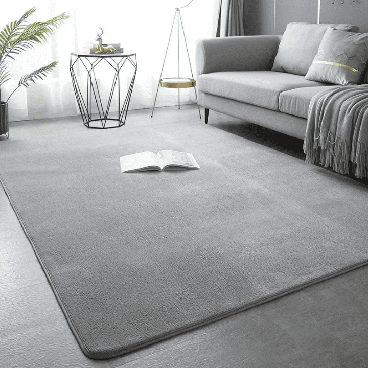 Grand tapis gris clair XXL dans un salon moderne et lumineux