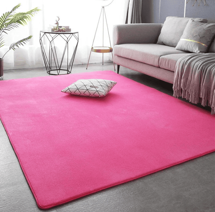 Grand tapis rose vif XXL dans un salon contemporain