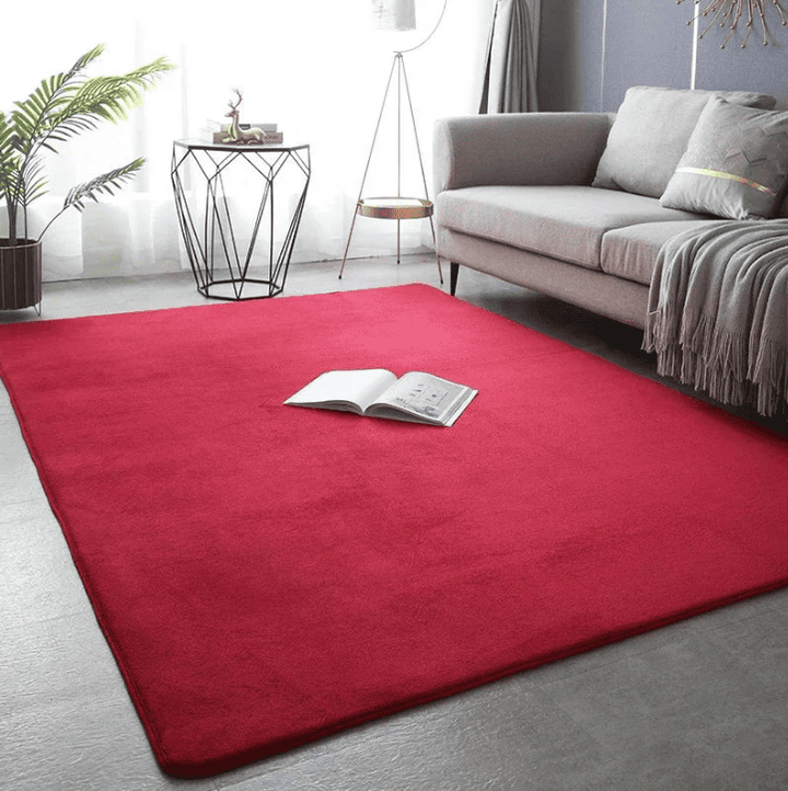 Grand tapis rouge vif XXL posé dans un salon contemporain