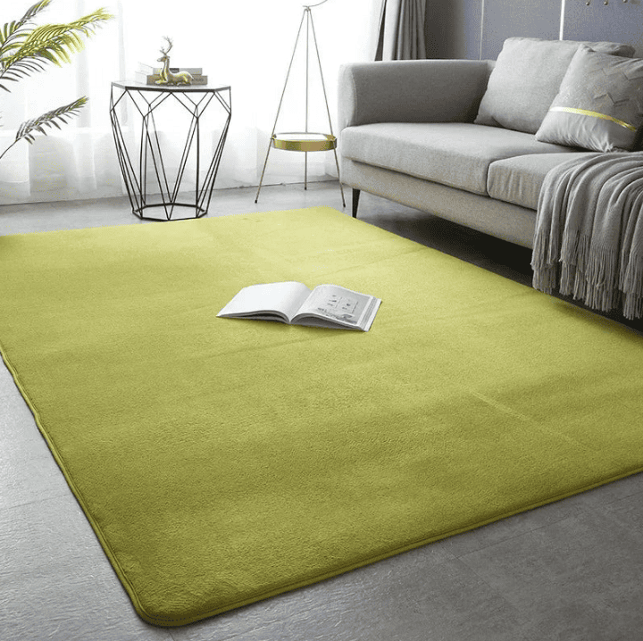 Grand tapis vert clair XXL installé dans un salon moderne