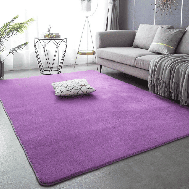 Grand tapis XXL violet placé dans un salon lumineux
