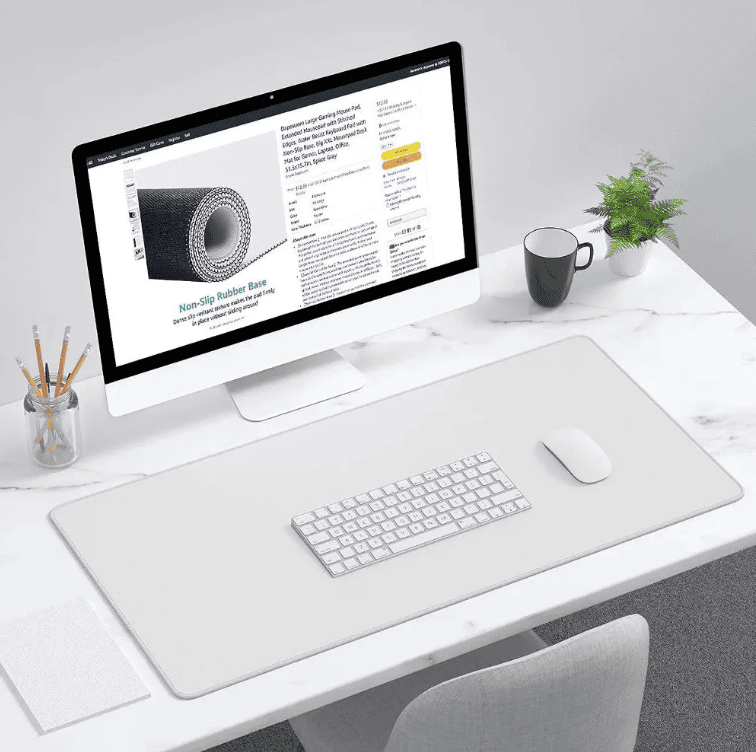 desk setup épuré avec tapis de souris blanc et ordinateur portable